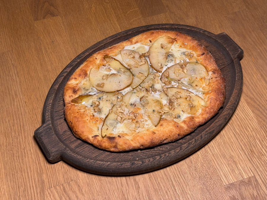 Лепешка с грушей и горгонзолой