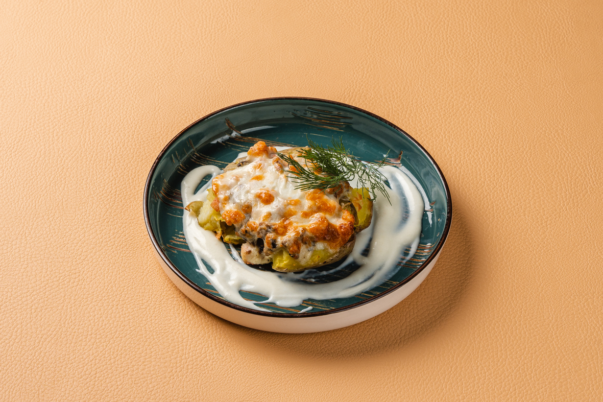 Картофель запеченный с копченой курицей