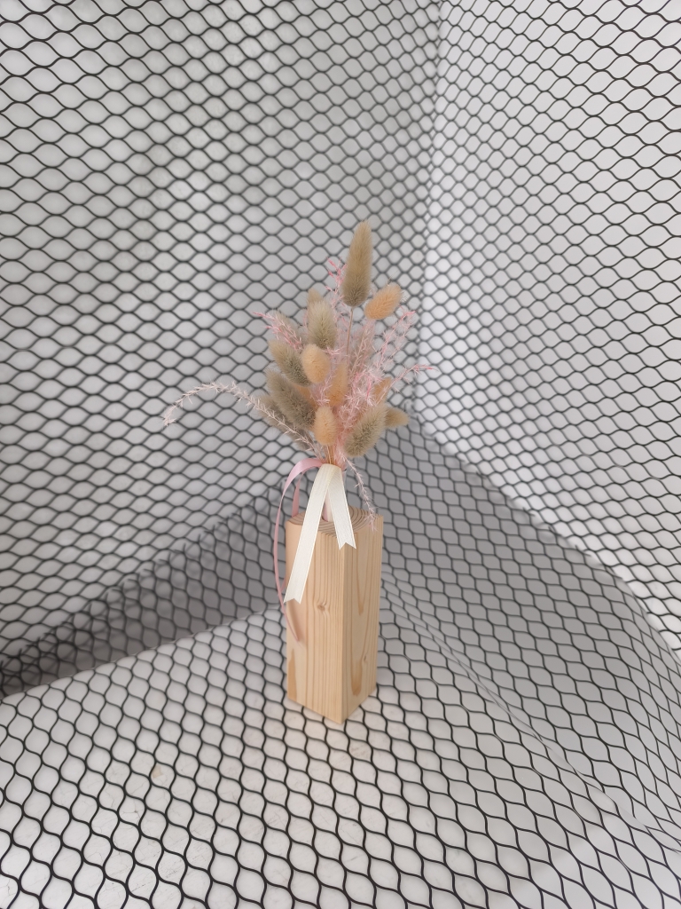 Мини-букет из сухоцветов в вазе-колбе