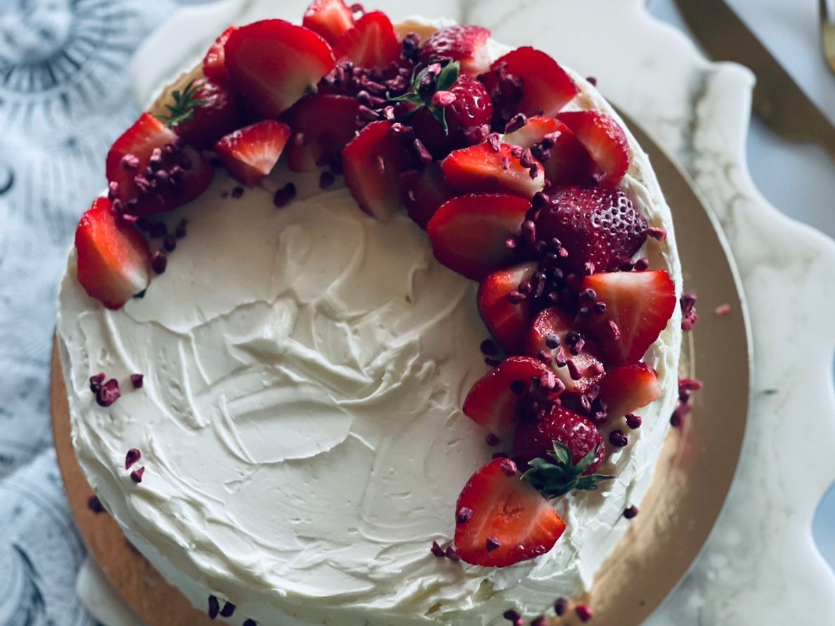 Торт с клубникой