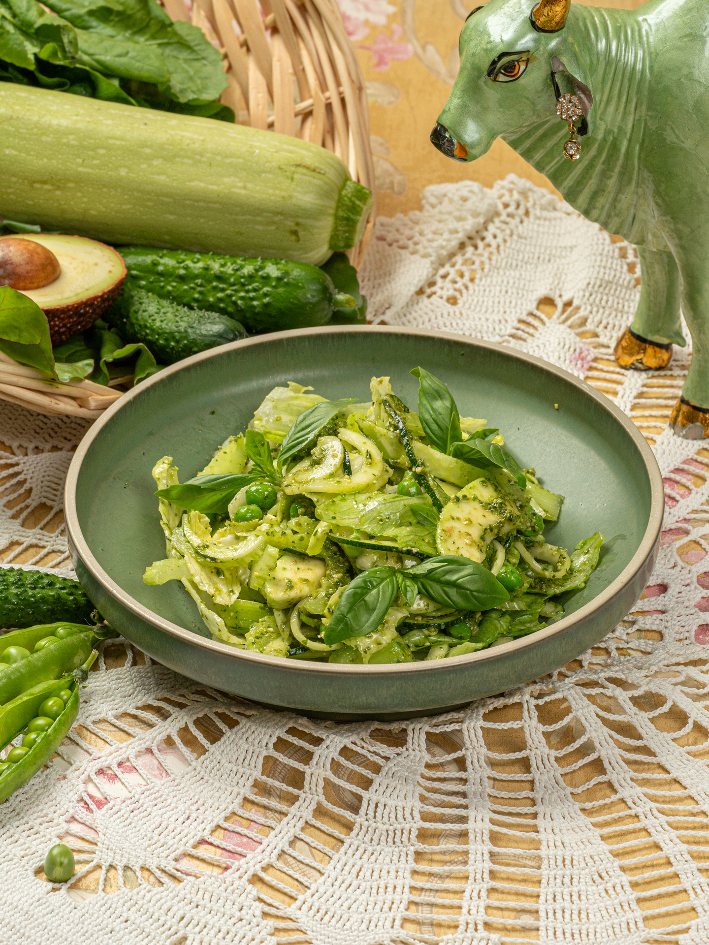Салат из зеленых овощей с авокадо, сельдереем и локальным песто