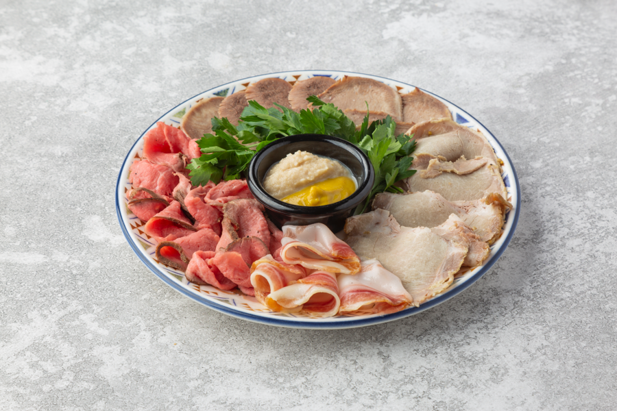 Тарелка с мясом и салом