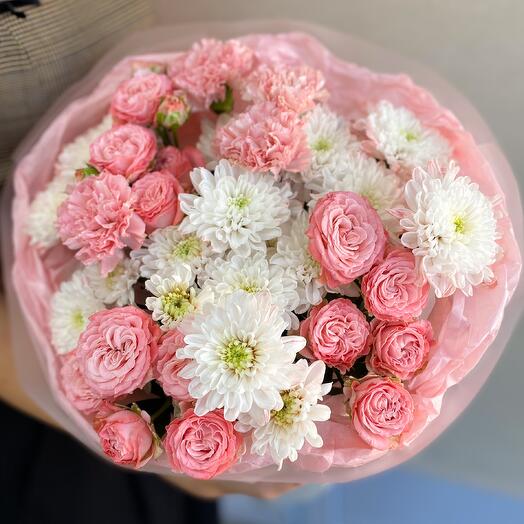 Букет с кустовой хризантемой, диантусами