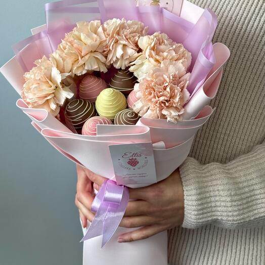 Букет из клубники в шоколаде и нежнейшие Диантусы