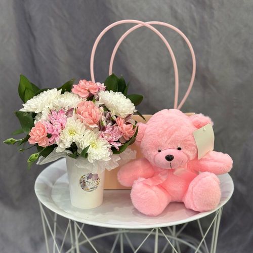 Мягкая игрушка Мишка розовый с букетом цветов в стаканчике
