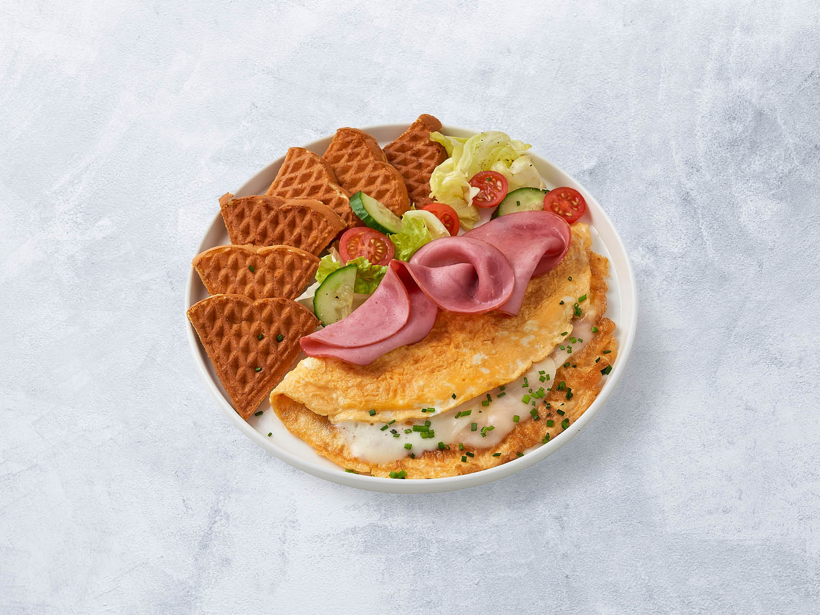 Омлет с говядиной и моцареллой.