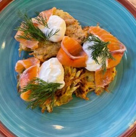 Картофельные драники со сметаной и слабосоленой сёмгой