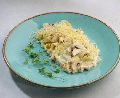 Паста с куриной грудкой и песто