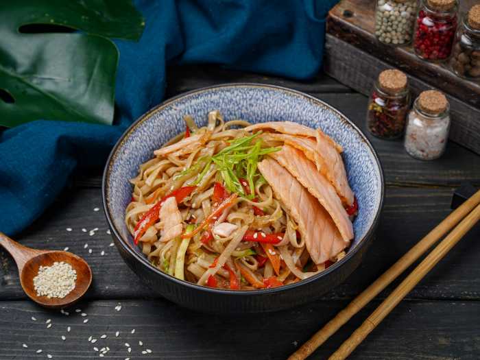 Удон с лососем