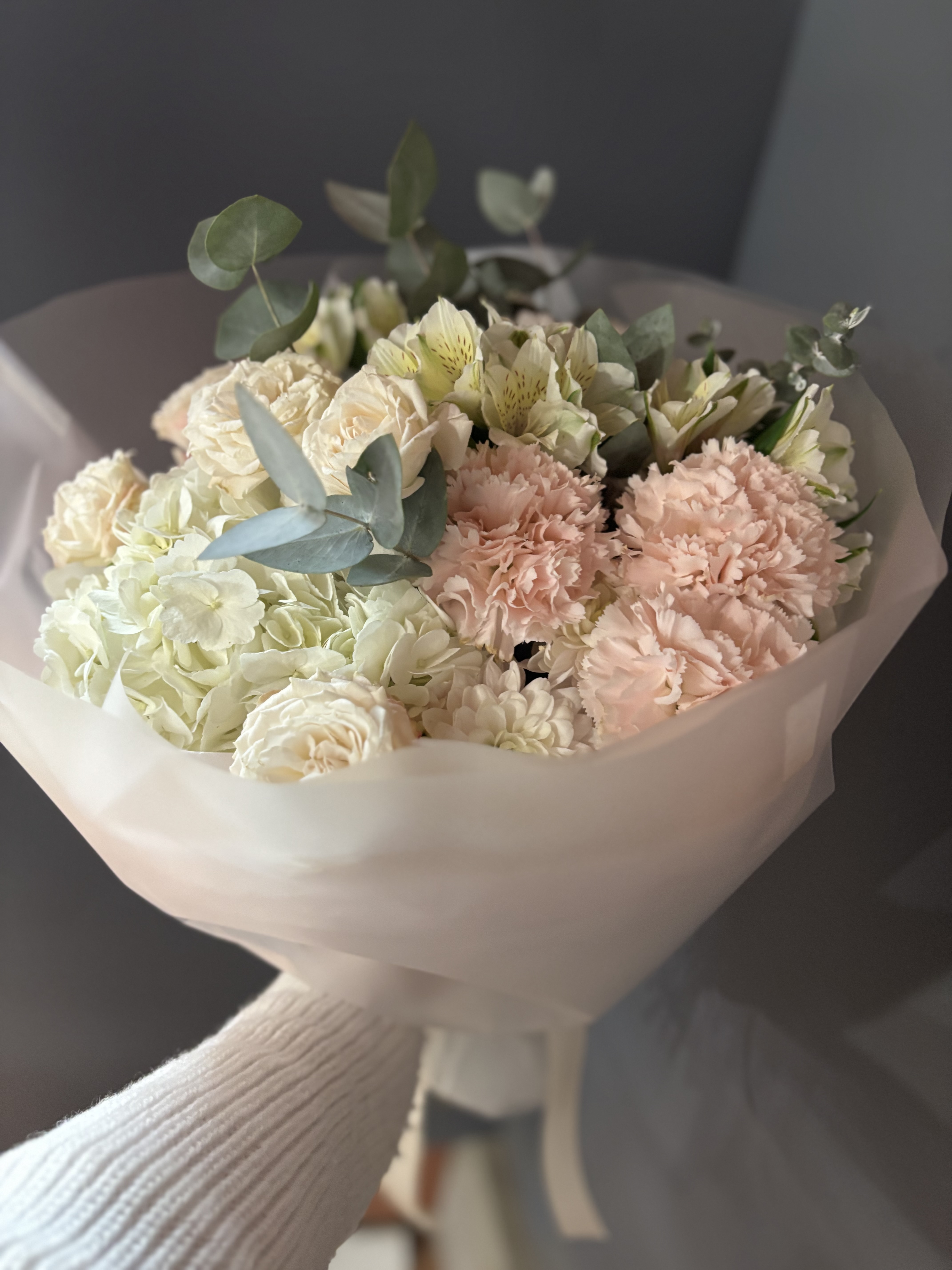 Пышный букет с диантусами и гортензией