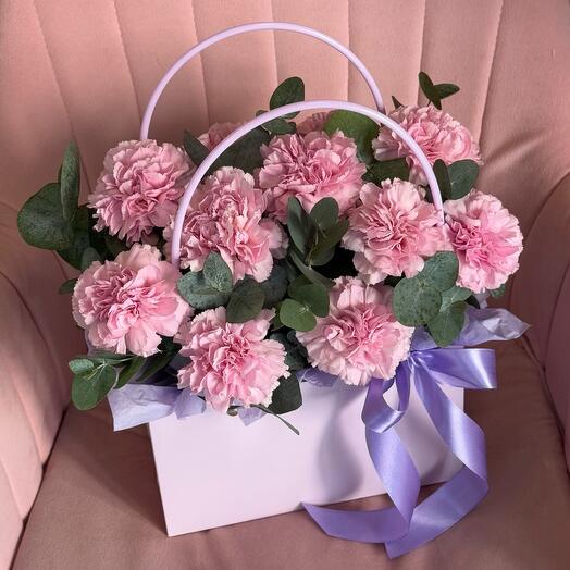 Розовые диантусы с эвкалиптом в сумочке