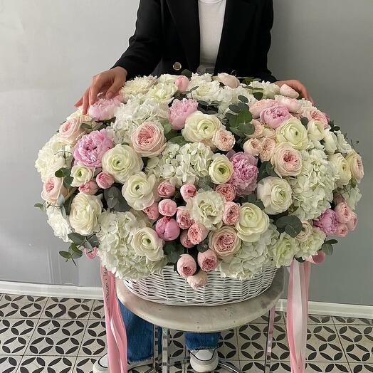 Корзина с цветами королевская