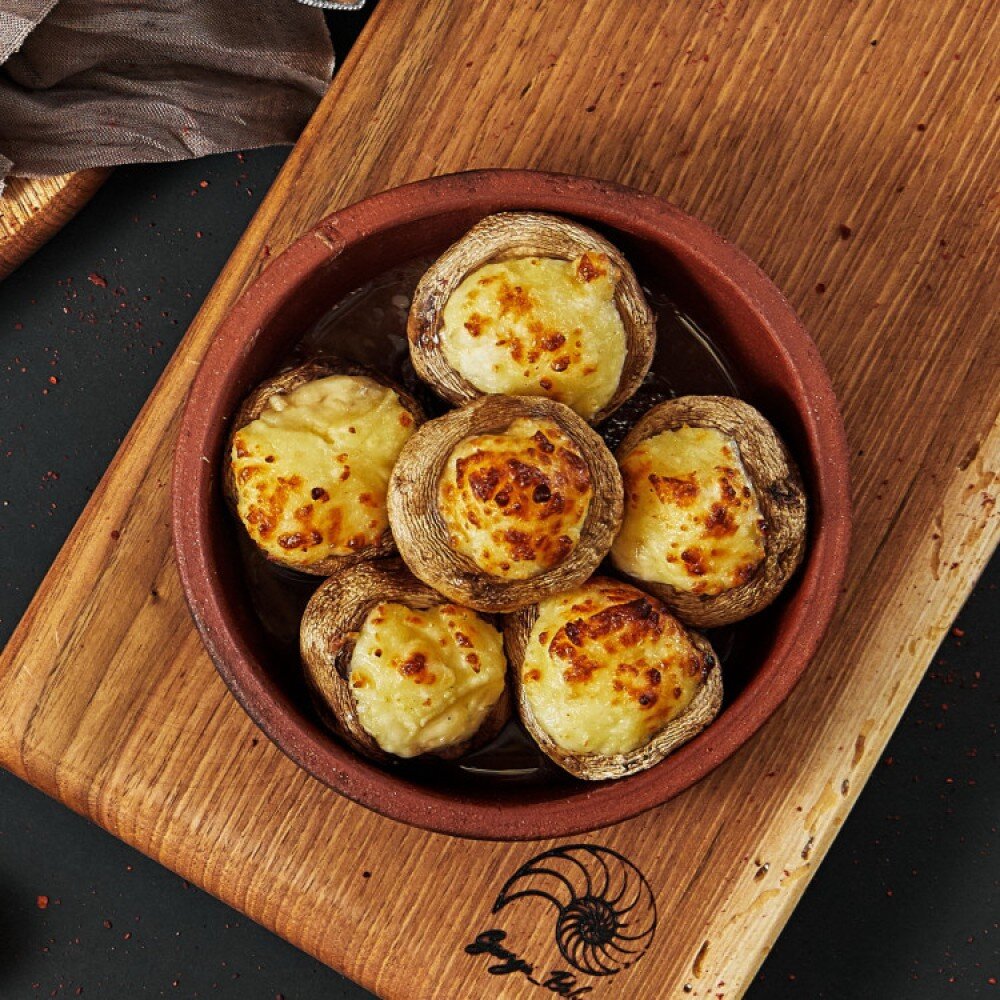 Шампиньоны, запечённые с сыром сулугуни