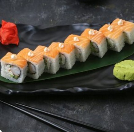 Ролл Филадельфийский вкус с крабом и спайси-соусом