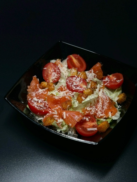 Салат Цезарь с лососем