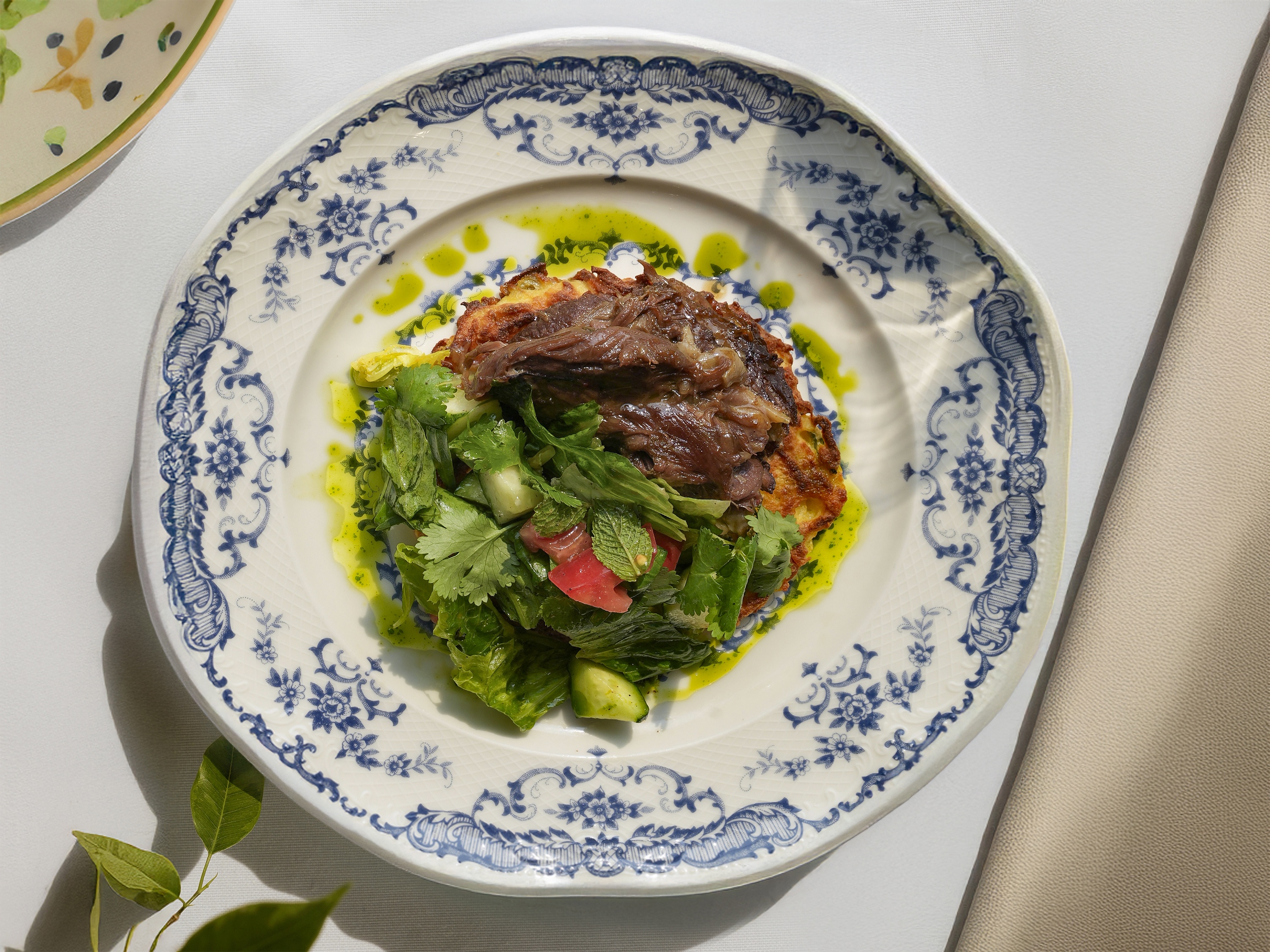 Томлёный ягнёнок в соусе из сливы с картофельным драником