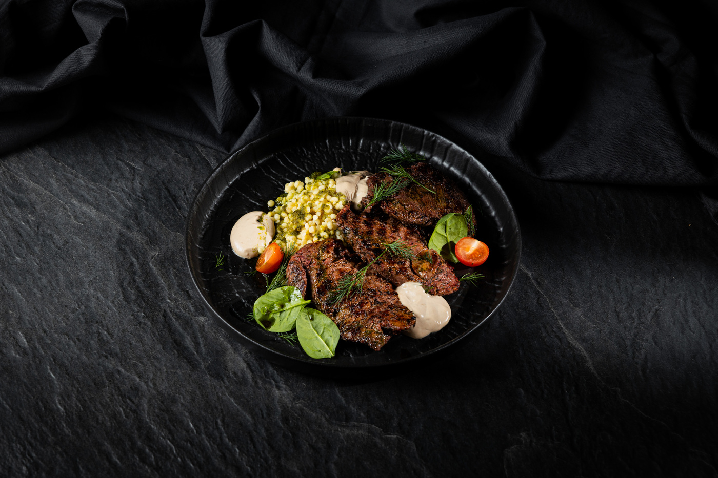 Говяжьи медальоны с птитимом