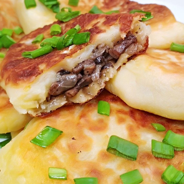 Пирожок с картофелем и грибами