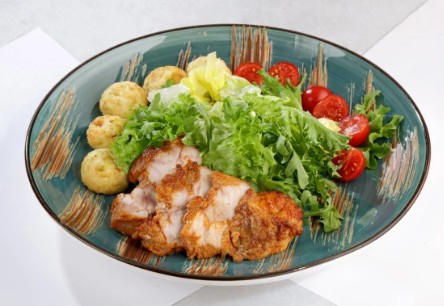 Салат с курицей и сырным цукини