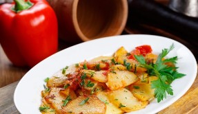 Картофель, жаренный с луком и томатом