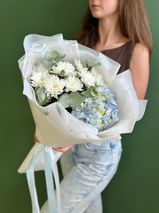 Букет с гортензией ,кустовой хризантемой и эвкалиптом