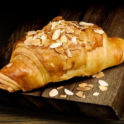 Круассан с минд. кремом и карамелью