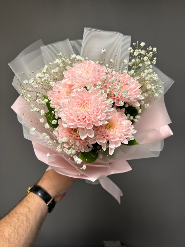 Букет из нежной хризантемы с гипсофилой в розовой упаковке