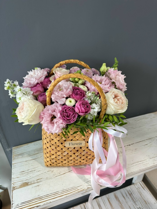 Стильная корзиночка с цветами