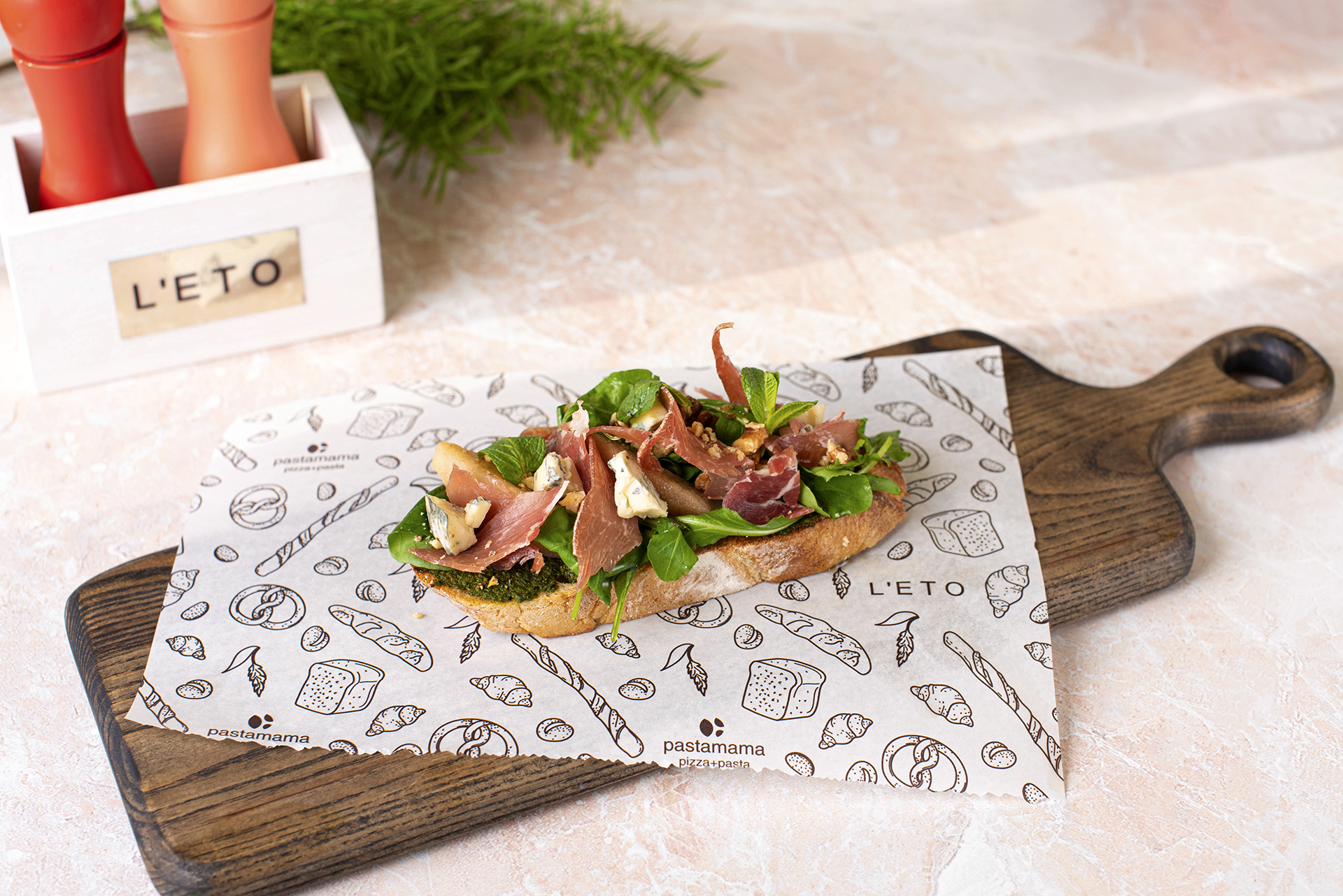 Брускетта с пармской ветчиной