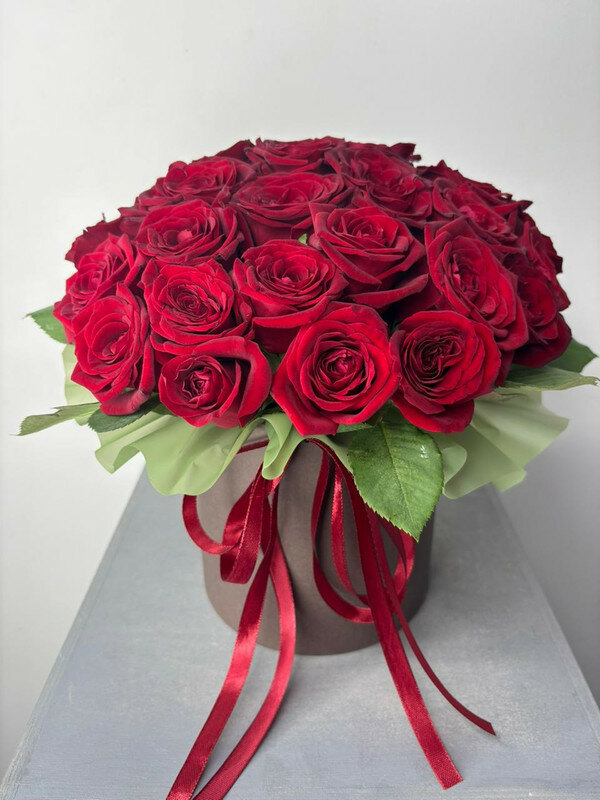 Шляпная коробка из 27 красных роз