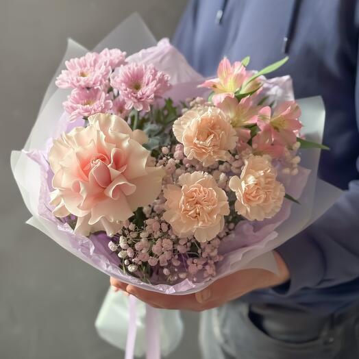 Красивый нежный букет с французской розой, альстромерией и диантусами в стильной упаковке