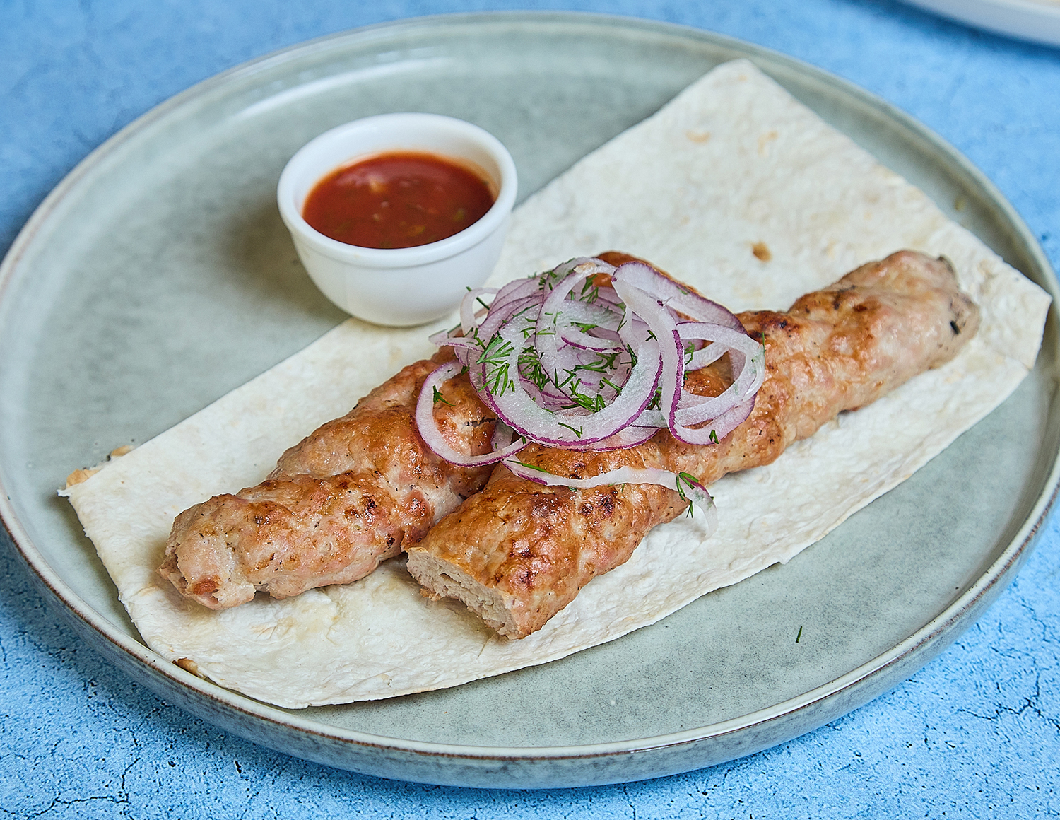 Кавказ. люля-кебаб с соусом