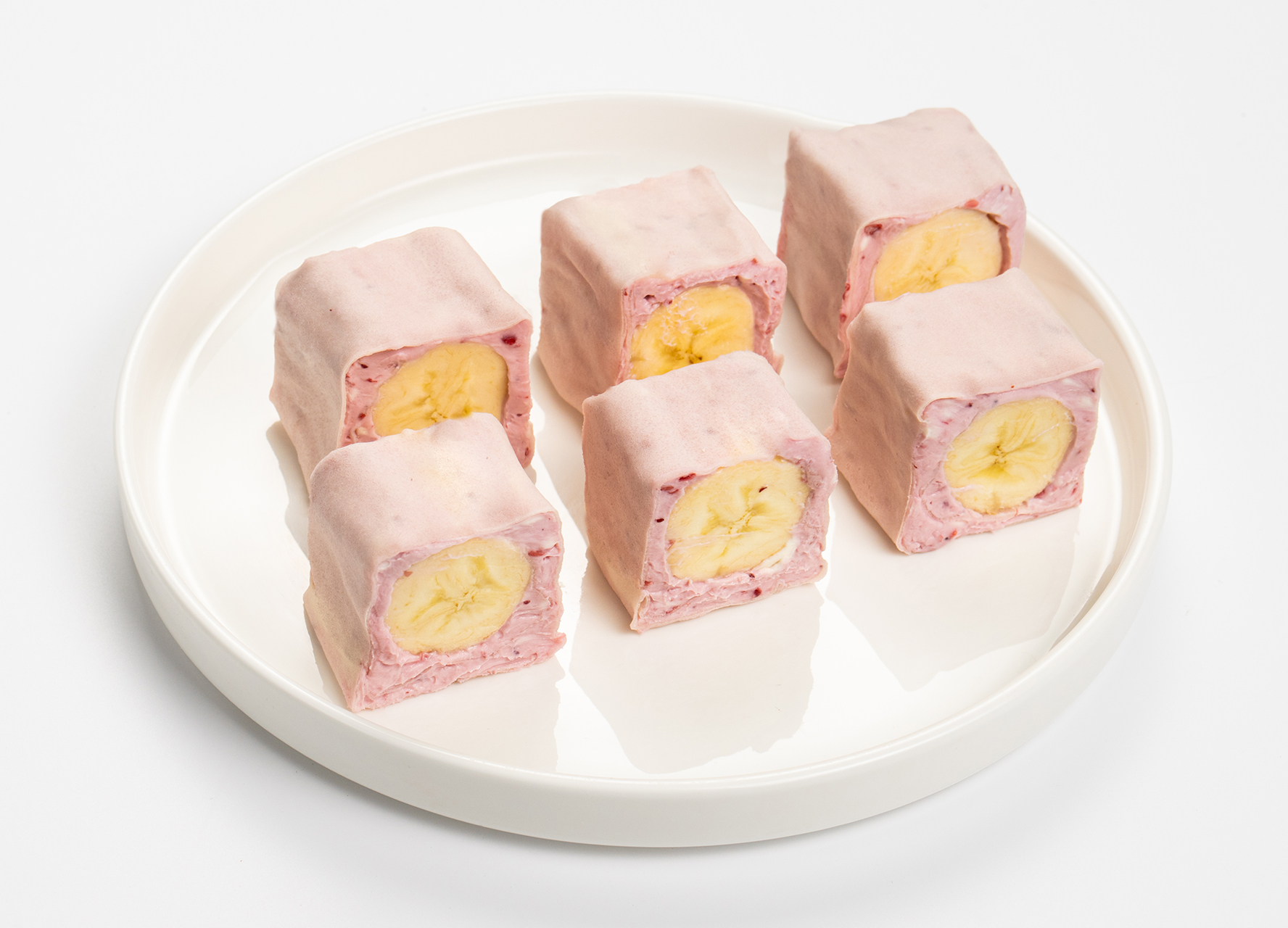 Сладкий ролл с брусникой