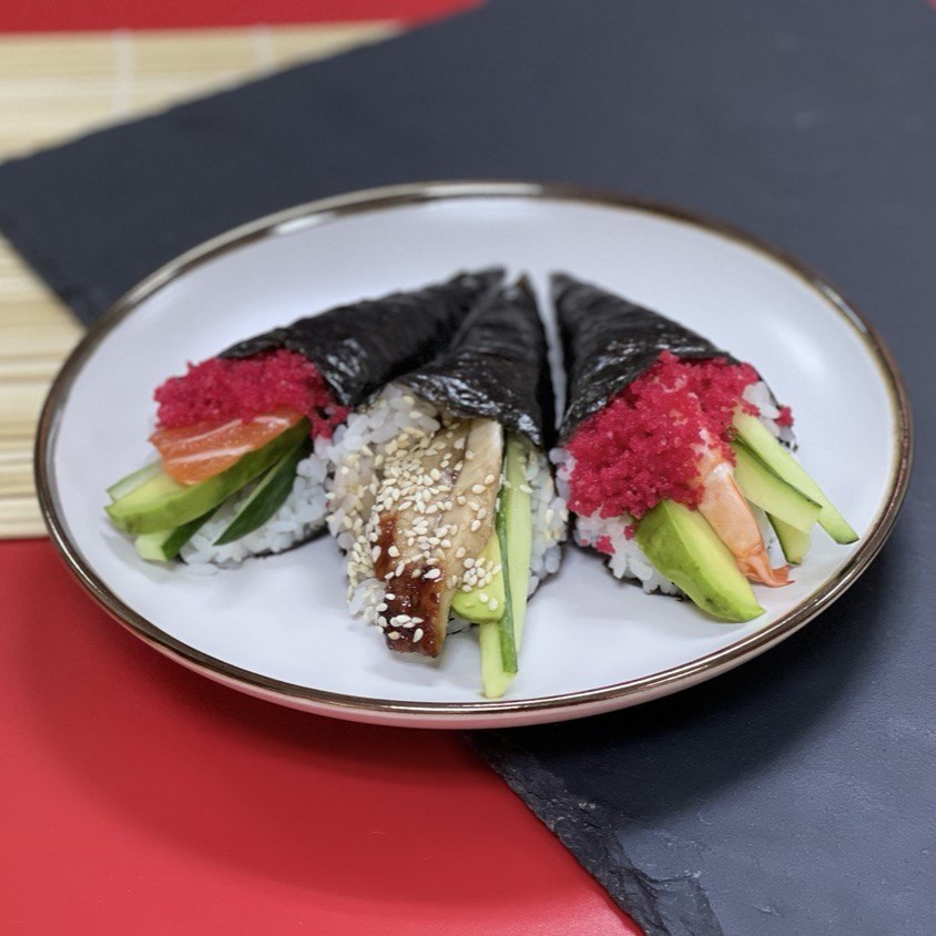 Темаки с лососем и икрой Tobiko