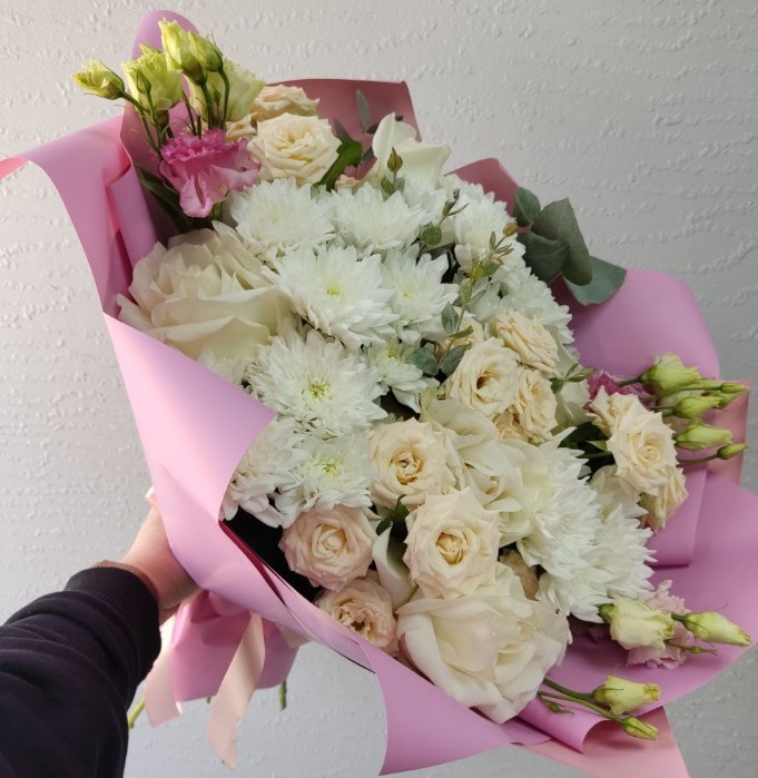 Букет с розами,эустомой и хризантемой
