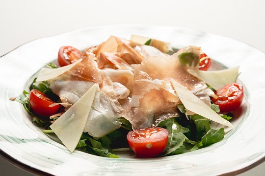 Парма с руколой и помидорами черри