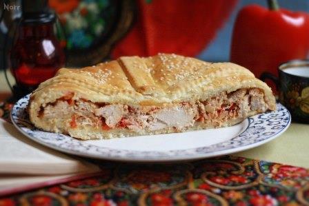 Пирог с курицей,сладким перцем и аджикой