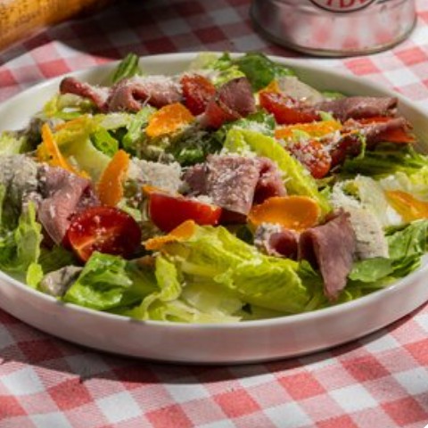 Салат с ростбифом и перечным айоли