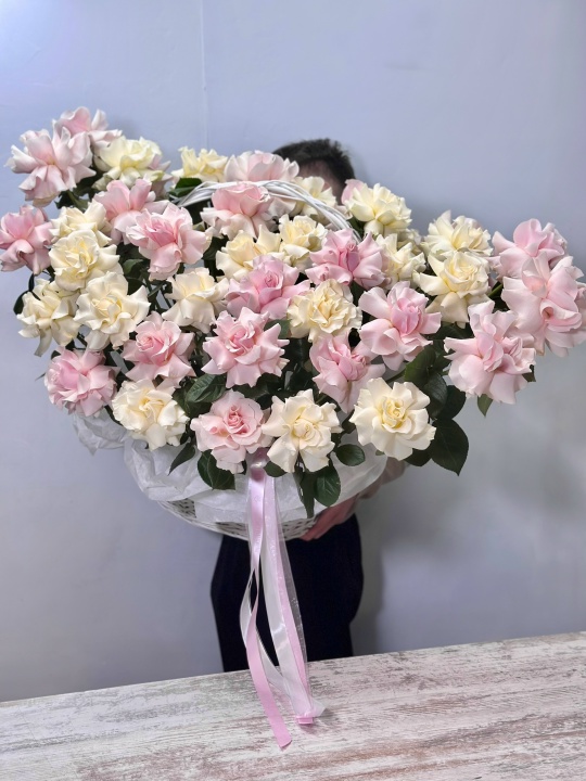 Корзина из 51 кружевной розы