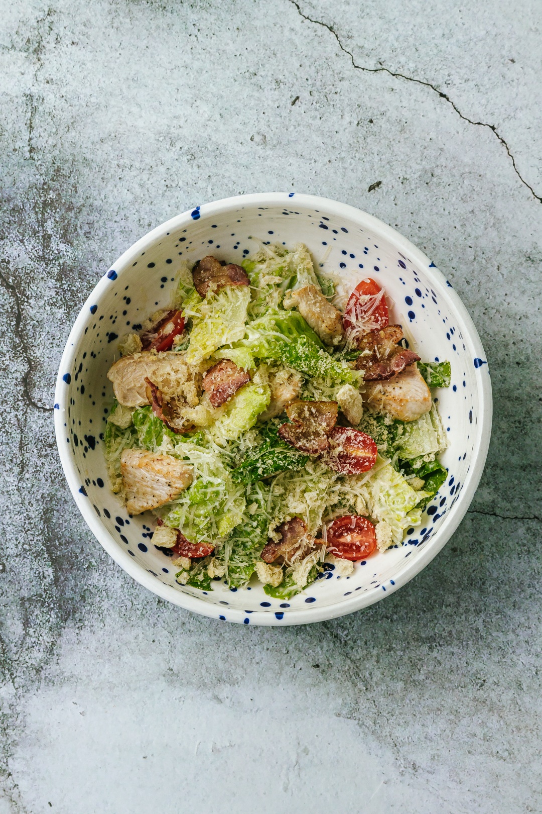 Салат Цезарь с цыпленком и беконом