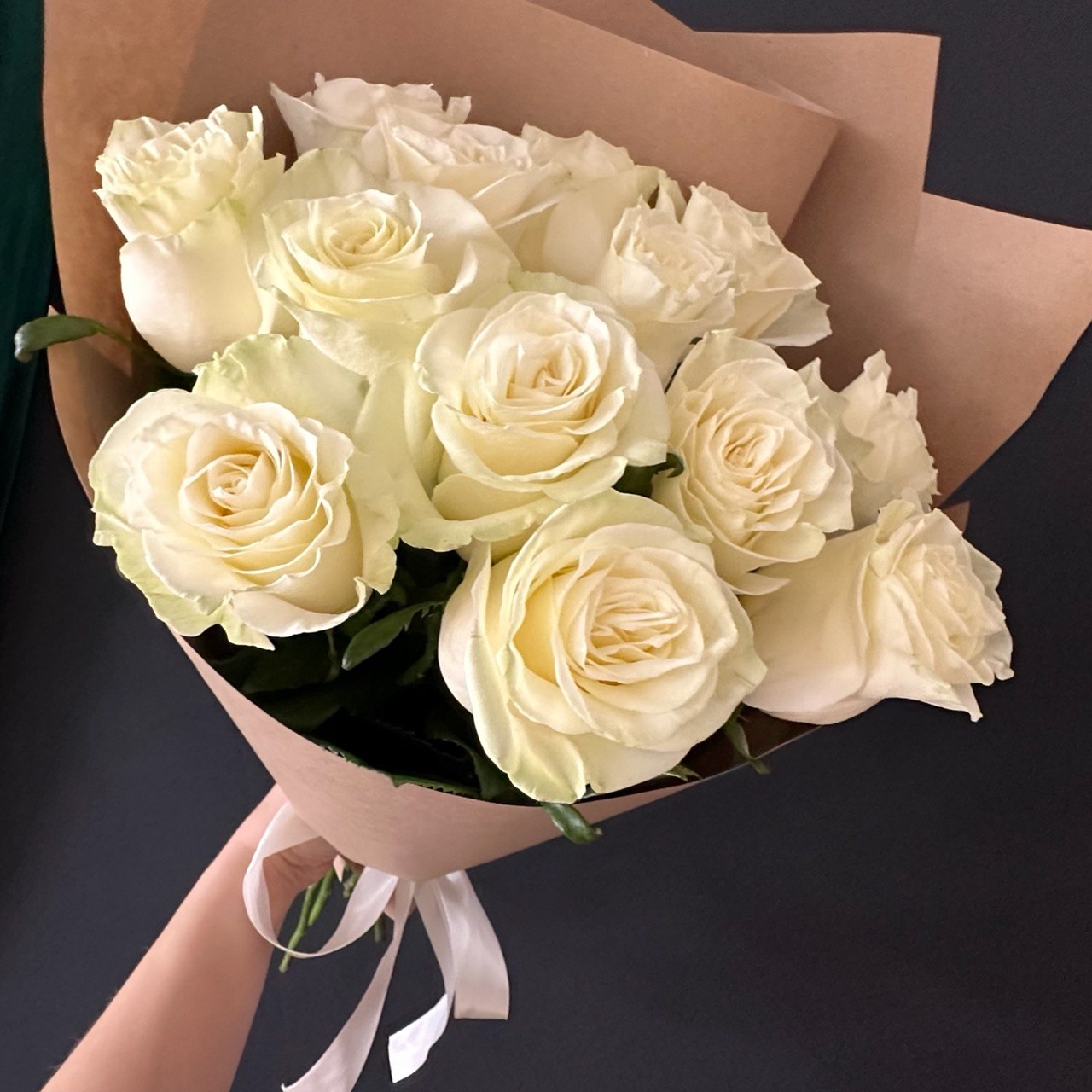 Букет из белых роз 50 см в крафте