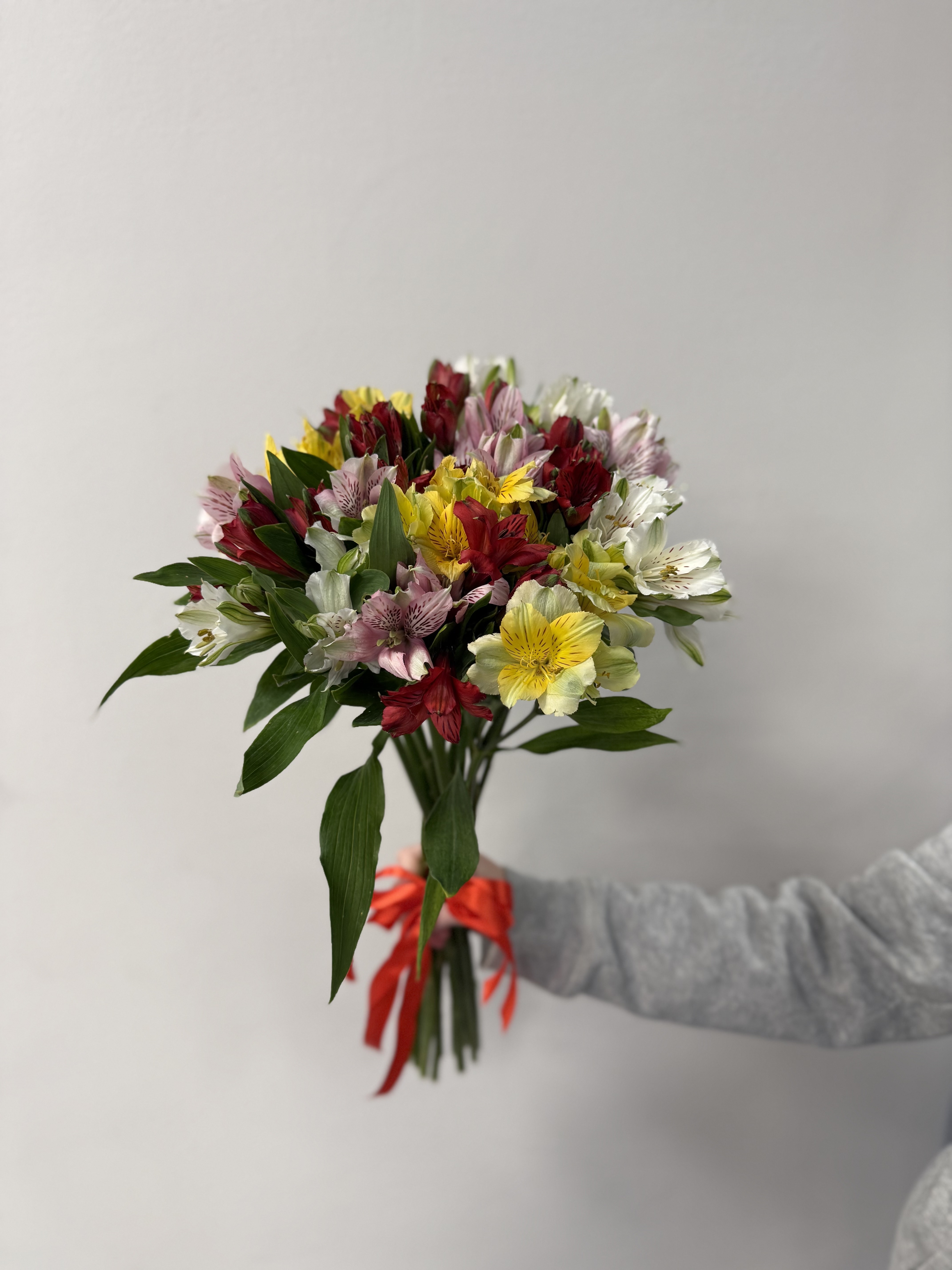 Букет из 15 альстромерий микс под ленту
