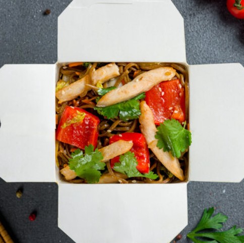 Wok по-китайски с курицей и лапшой соба