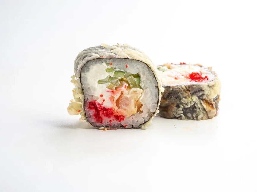 Половинка жареного ролла с тигровой креветкой