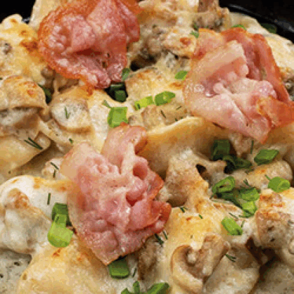 Вареники с картофелем, запечённые под соусом с грибами
