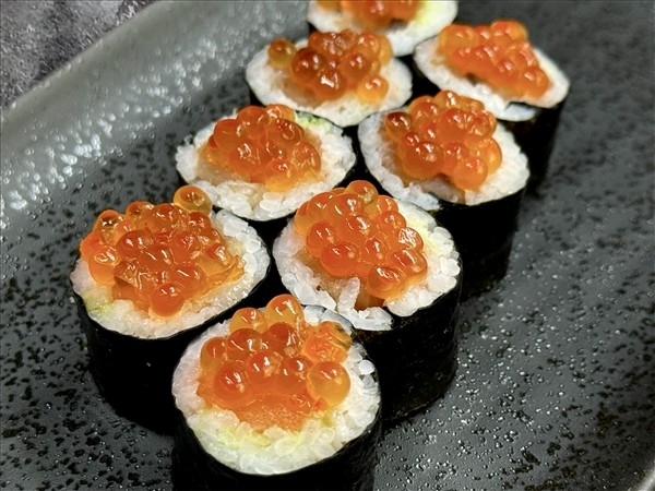 Хосомаки с лакедрой , форелью и красной икрой