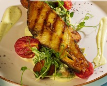 Стейк из палтуса с овощами в сливочном соусе