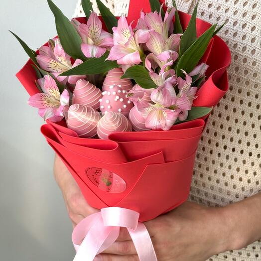 Букет из клубники с альстромерией "Сочная феерия"