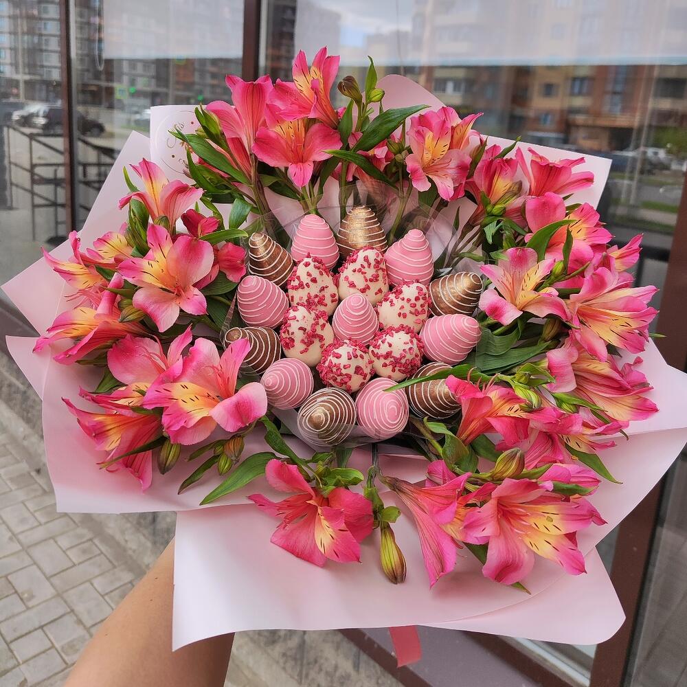 Букет из клубники с альстромерией