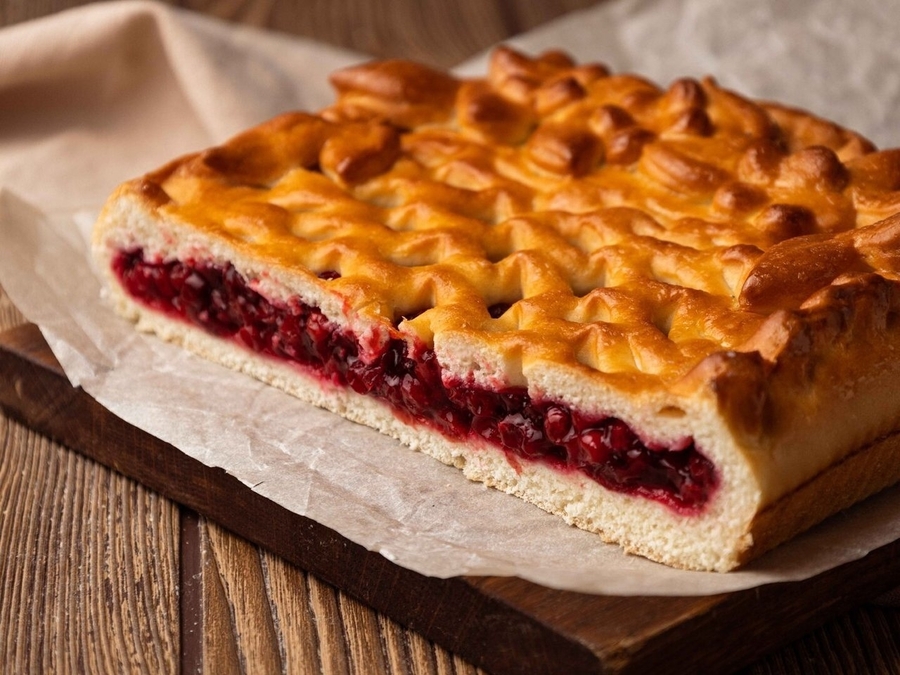 Пирог с брусникой на дрожжевом тесте 500гр